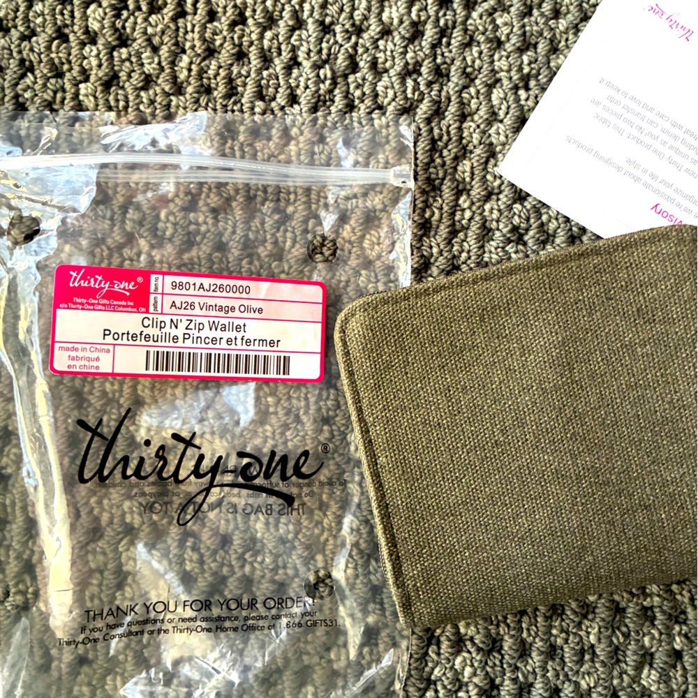 Thirty-One Olive clip and zip Wallet